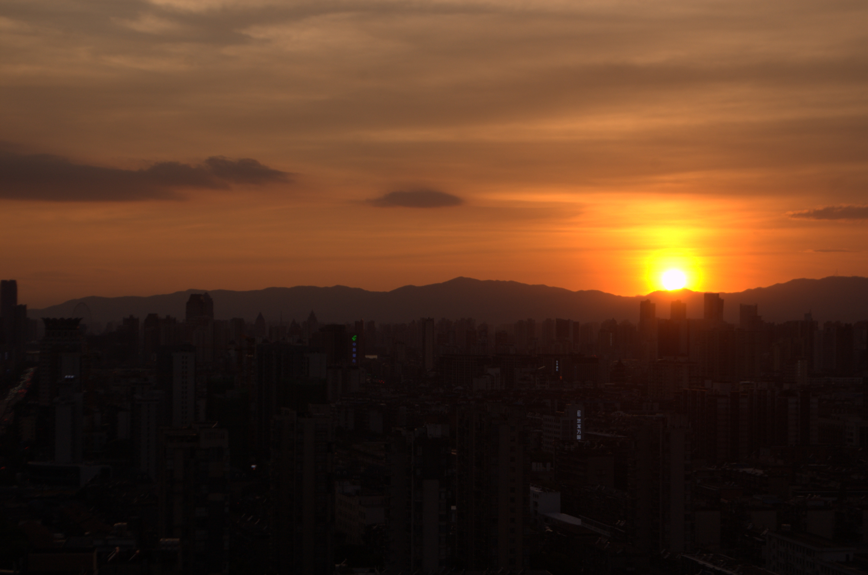 日照金山的南昌