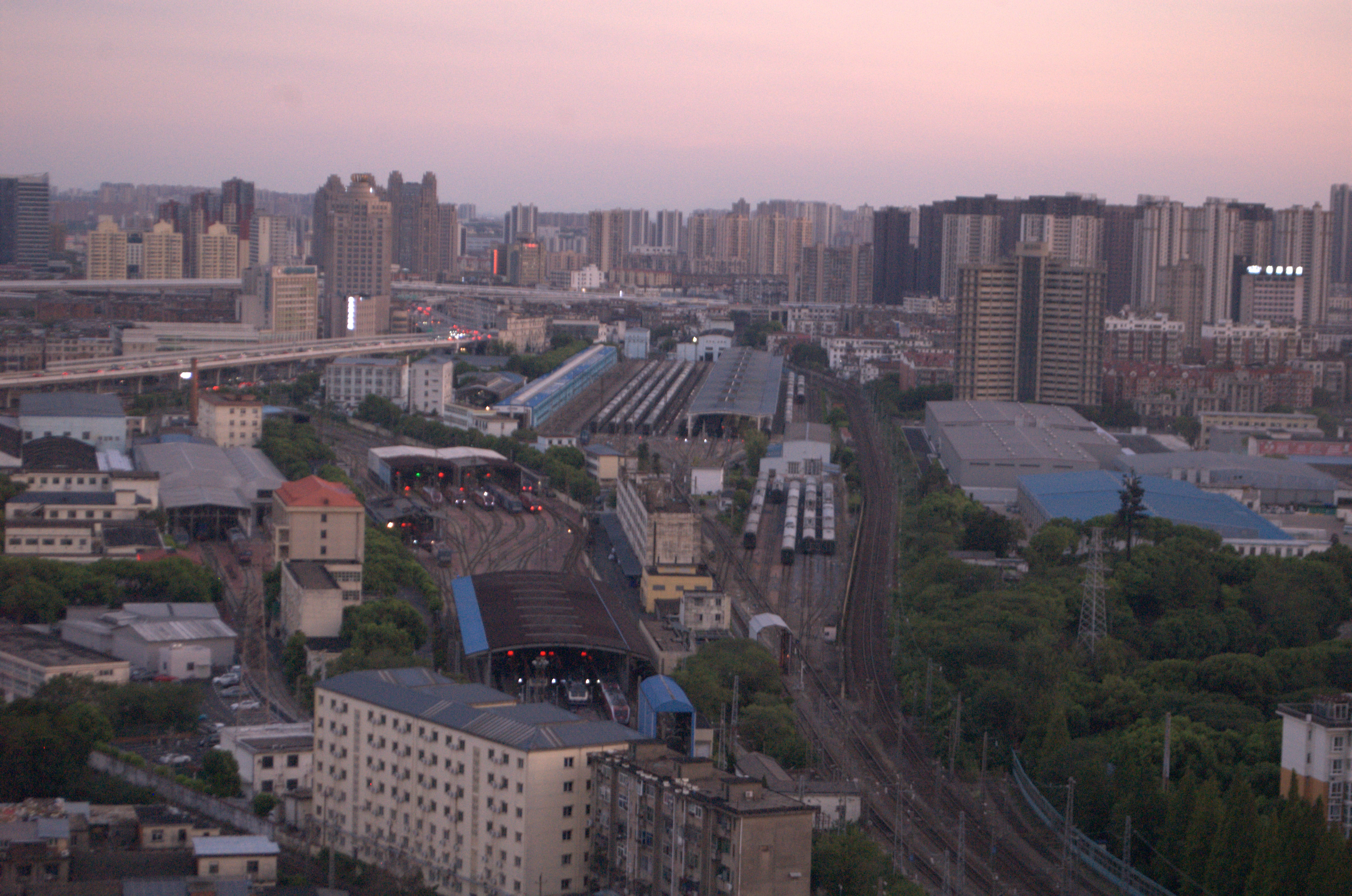 日落中的火车站