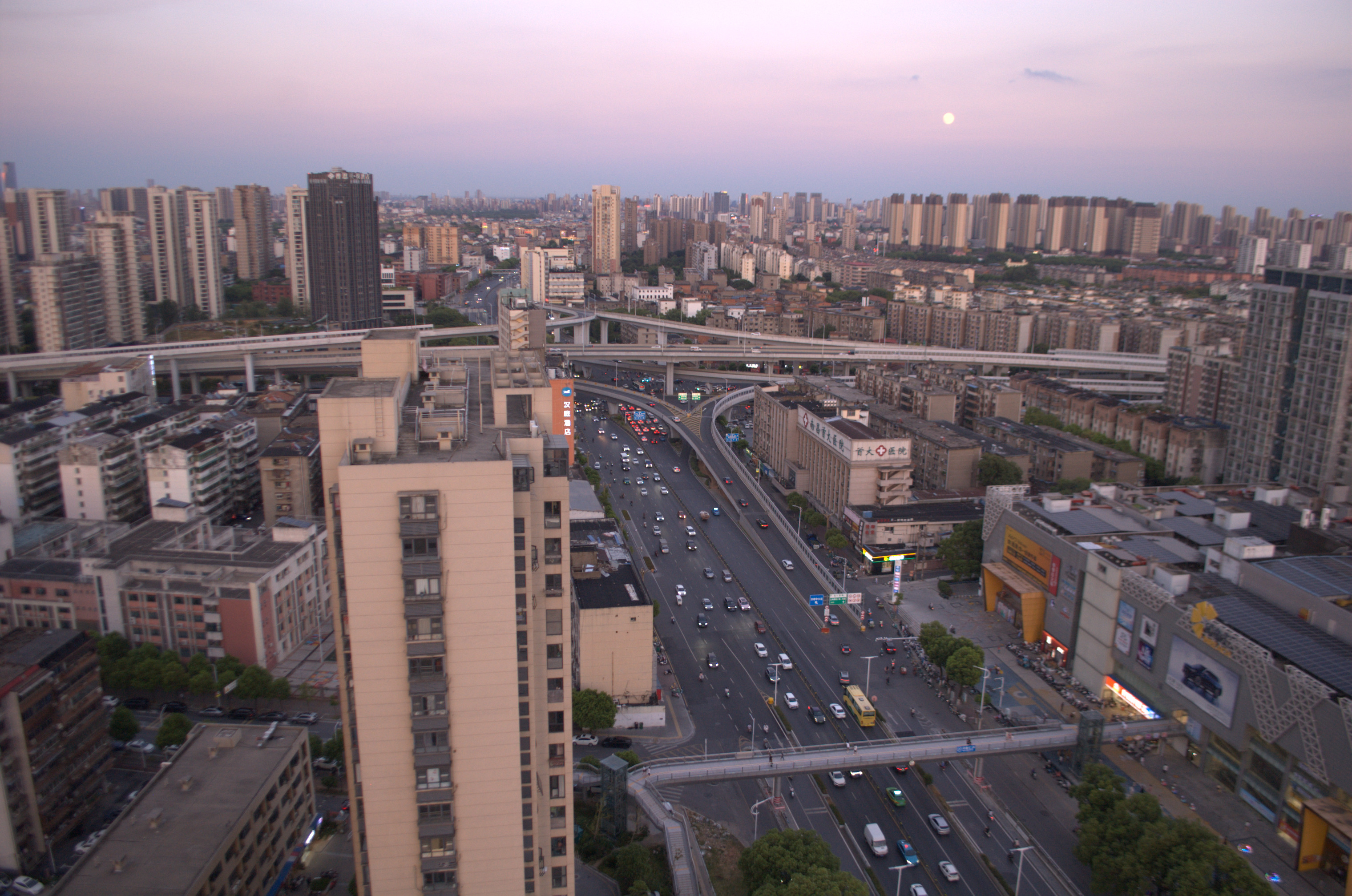 月亮下的立交桥